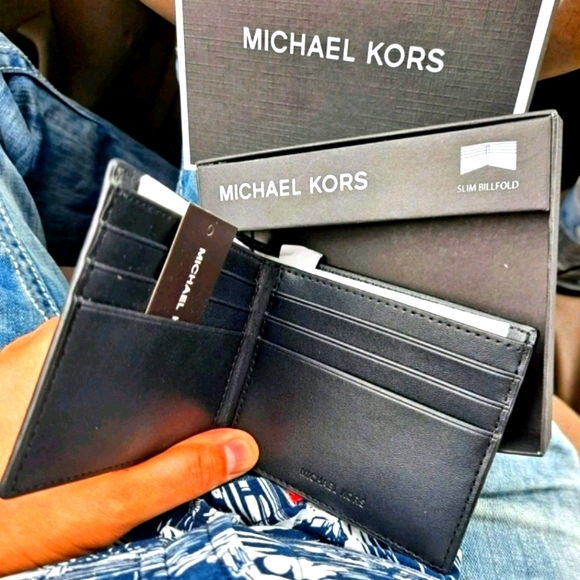 * Authentic Michael Kors Men's Wallet! - Picture 5 of 7
